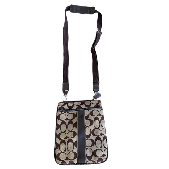 Classic Coach Crossbody Signature Handbag - Picture 3 of 10
